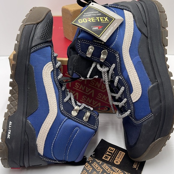 Vans WMNS Ultrarange Exo Hi
Navy/Black
VN0005VANGV
Sneakers - Picture 11 of 16